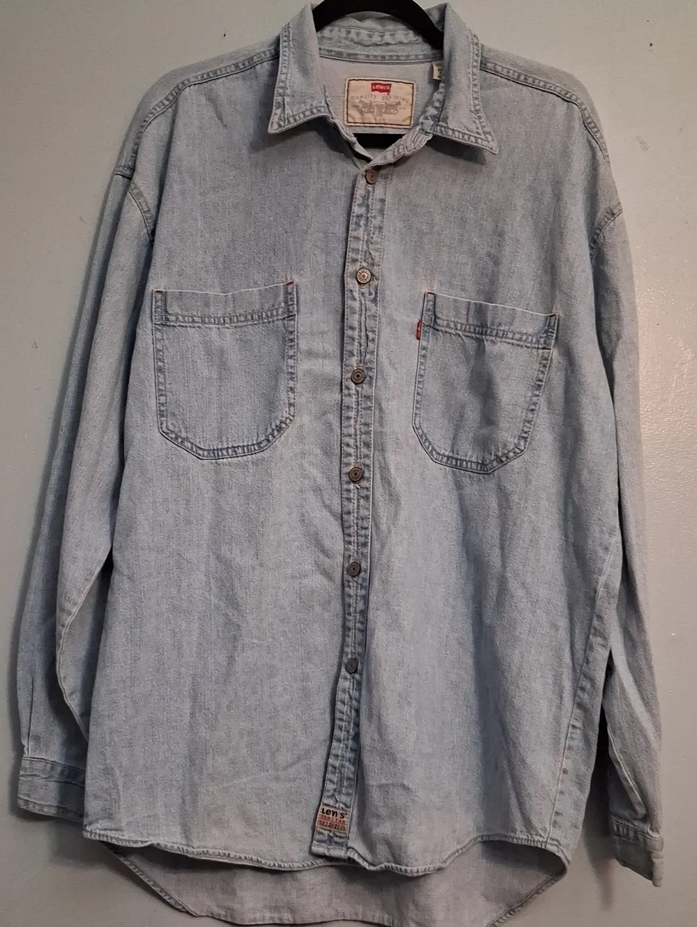Levi's Size Large Men's Light Blue Wash Denim Button-Up Shirt (Red Tab).